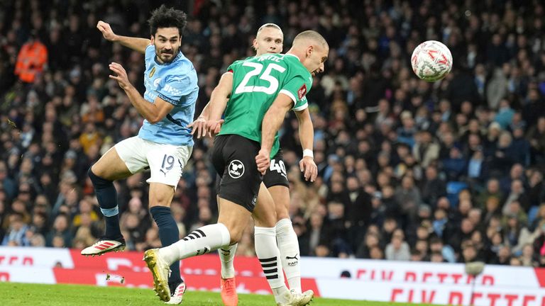 Ilkay Gundogan de Manchester City y Nikola Katic in Action (AP Photo/Jon Super)