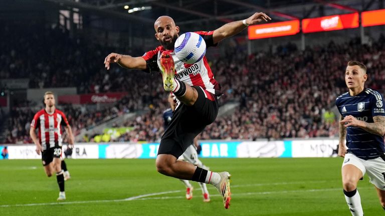 Bryan Mbeumo salta para controlar el balón contra Aston Villa