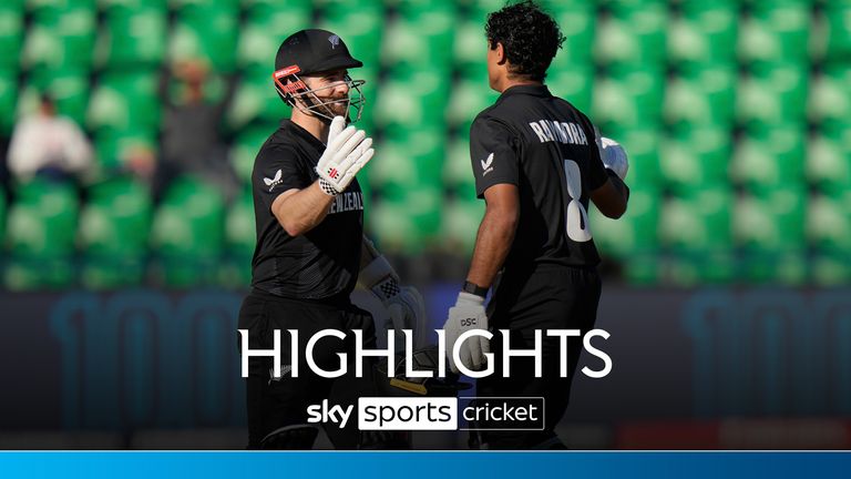 Kane Williamson de Nueva Zelanda, a la izquierda, felicita a su compañero de bateo Rachin Ravindra por anotar un siglo durante el partido de cricket de la semifinal de ICC Champions Trophy entre Nueva Zelanda y Sudáfrica en el estadio Gadafi en Lahore, Pakistán, miércoles 5 de marzo, 2025. (AP Photo/Anjum Naveed)