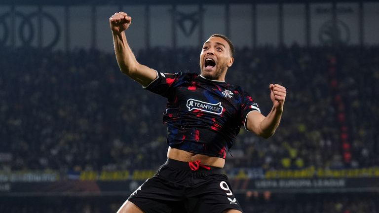 Cyriel DeSers comemora a abertura da pontuação para Rangers em Istambul 