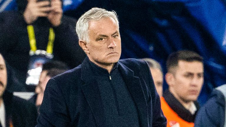 Istanbul, Turkie - 6 maart: Fenor decembermanager Jose Mourinho Eurinho Europa League -ronde tijdens de eerste etappe tijdens de eerste beenwedstrijd tussen Fenorbahs SK en Rangers, 6 maart 2025, Turkia in Istanbul. (Foto door Alan Harvey / SNS Group)