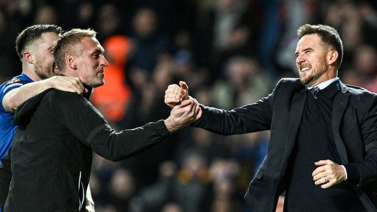 Glasgow, Escocia - 13 de marzo: El entrenador interino de los Rangers, Barry Ferguson, celebra con el entrenador de porteros Allan McGregor durante una ronda de la UEFA Europa League de 16 segundos de partido entre Rangers y Fenerbahce en el estadio Ibrox, el 13 de marzo de 2025, en Glasgow, Escocia. (Foto de Rob Casey / Group)