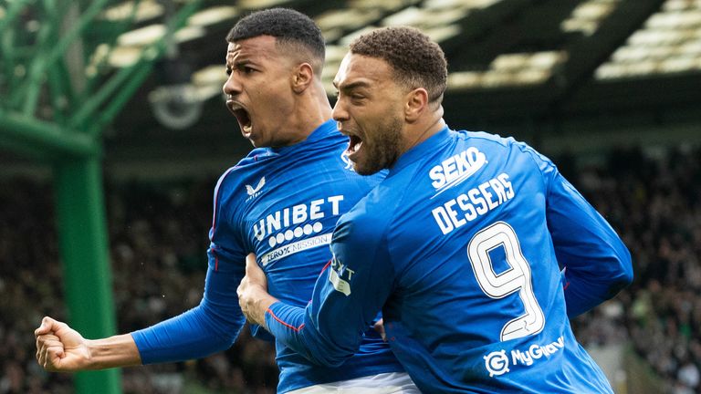 Rangers Hamza Igamane merayakan dengan resah Cyriel setelah mencetak gol untuk membuatnya 3-2