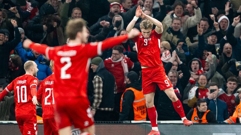 Rasmus Hojlund imita la celebración de Cristiano Ronaldo