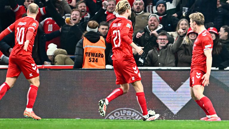 Rasmus Hojlund merayakan setelah mencetak gol pertama timnya selama pertandingan leg pertama perempat final Liga Final UEFA antara Denmark dan Portugal di Stadion Parken