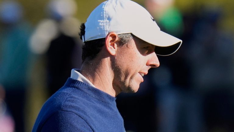 Rory McIlroy, kanan, dari Irlandia Utara, bereaksi setelah membuat putt di lubang ke -16 selama putaran playoff Turnamen Golf Kejuaraan Pemain Senin, 17 Maret 2025, di Ponte Vedra Beach, Florida (AP Photo/Chris O'Meara)