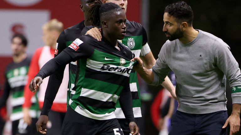 Pelatih kepala Sporting Ruben Amorim berbicara dengan Geovany Quenda Sporting yang terlibat dalam perkelahian selama pertandingan sepak bola Liga Portugis antara SC Braga dan Sporting CP di Stadion Kota di Braga, Portugal, Minggu, 10 November 2024 (AP Photo/Luis Vieira))