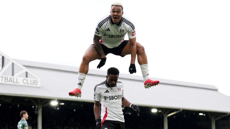 Fulham's Ryan Sesegnon (Bottom) merayakan golnya saat rekan setimnya Rodrigo Muniz melompati dia