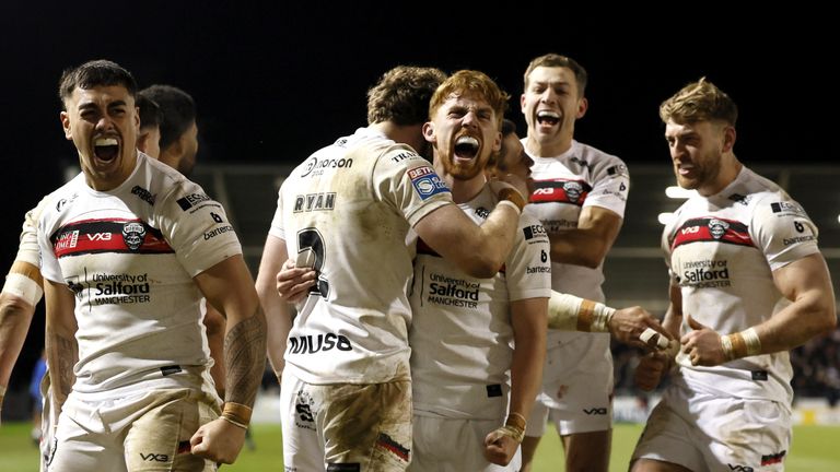 Salford Red Devils Players merayakan setelah mencapai final Piala Tantangan Delapan dengan kemenangan 22-14 atas Bradford