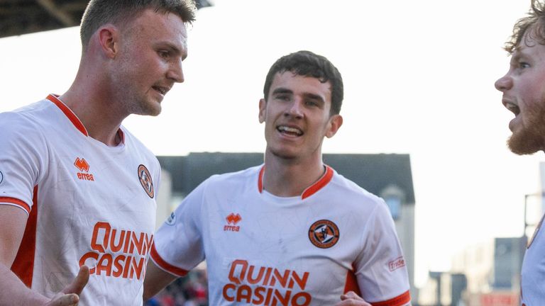 ABERDEEN, Skotlandia - 02 Maret: Dundee United Sam Dalby merayakan setelah mencetak gol untuk membuatnya 2-0 selama pertandingan William Hill Premiership antara Aberdeen dan Dundee United di Stadion Pittodrie, pada 02 Maret 2025, di Aberdeen, Skotlandia. (Foto oleh Ross Parker / SNS Group)