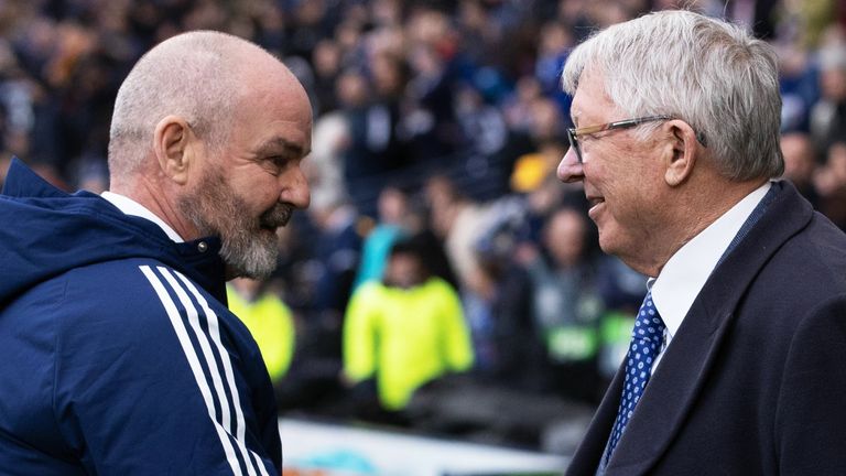 Sir Alex Ferguson y el entrenador en jefe de Escocia Steve Clarke