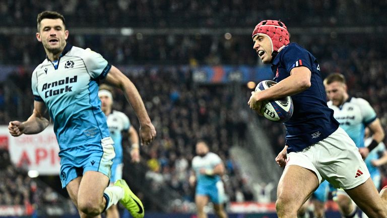 France's wing Louis Bielle-Biarrey (R) runs to score his team's second try during the Six Nations international rugby union match between France and Scotland at Stade de France in Saint-Denis, Paris' suburb, on March 15, 2025. (Photo by JULIEN DE ROSA / AFP)