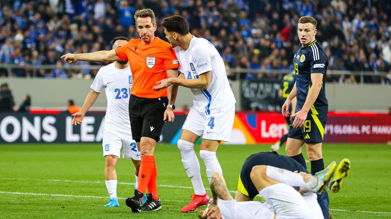 Wasit Tobias Stieler memberikan penalti kepada Skotlandia 