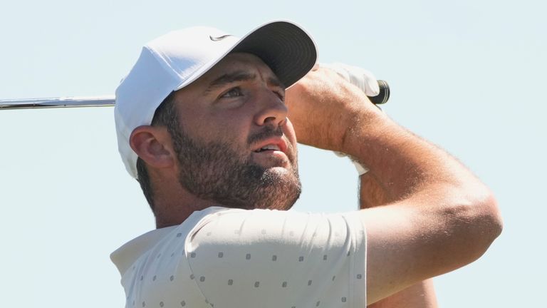 Scottie Scheffler menonton tembakan tee -nya di lubang ketiga selama putaran pertama Turnamen Golf Kejuaraan Pemain Kamis, 13 Maret 2025, di Ponte Vedra Beach, Florida (AP Photo/Julia DeMaree Nikhinson) 