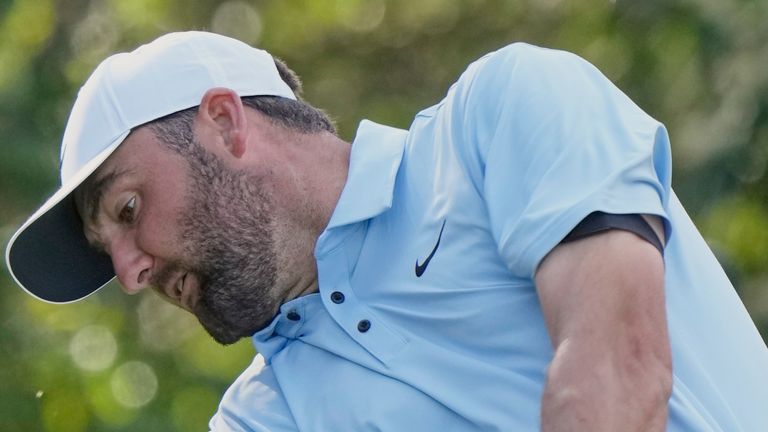 SCOTTIE SCHEFFLER MENCARI TOSE TEE -nya di Lubang ke -15 selama putaran kedua Turnamen Golf Championship Pemain Jumat, 14 Maret 2025, di Ponte Vedra Beach, Florida (AP Photo/Chris O'Meara)