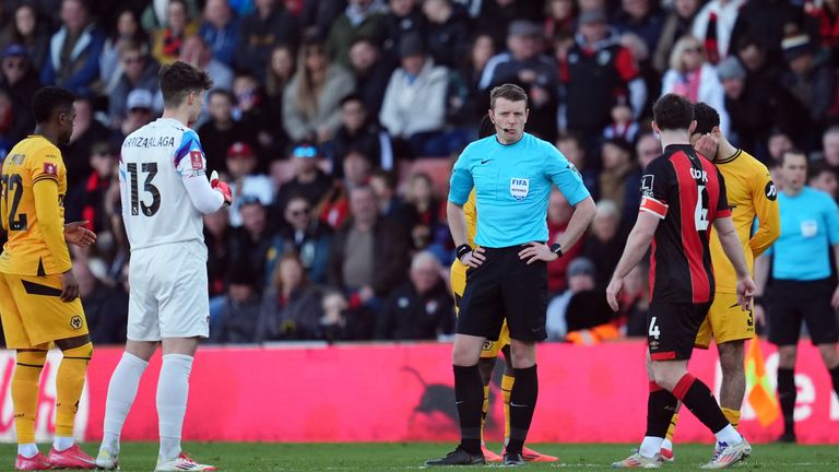 O árbitro Sam Barrott aguarda a decisão do VAR antes que eles descartem um segundo gol para Bournemouth durante a partida da Quinta Rodada da FA Cup no Emirates, no Vitality Stadium, Bournemouth. Data da imagem: sábado, 1 de março de 2025.
