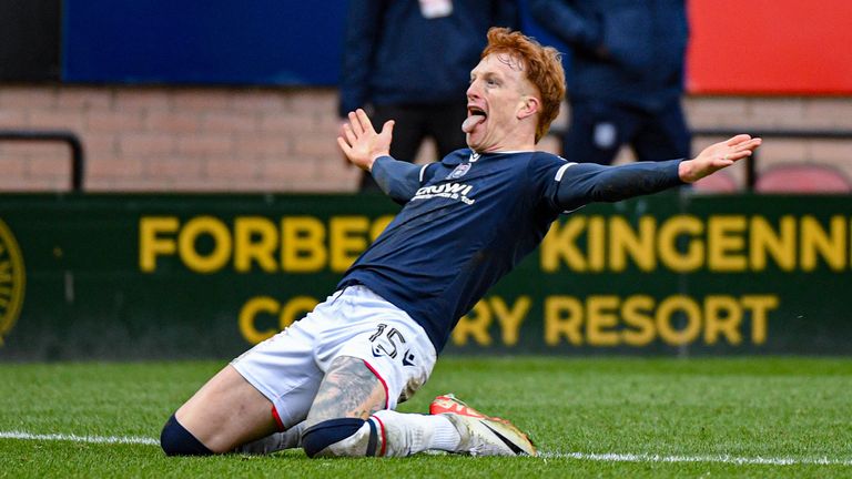 Dundee's Simon Murray celebrates scoring to make it 4-2