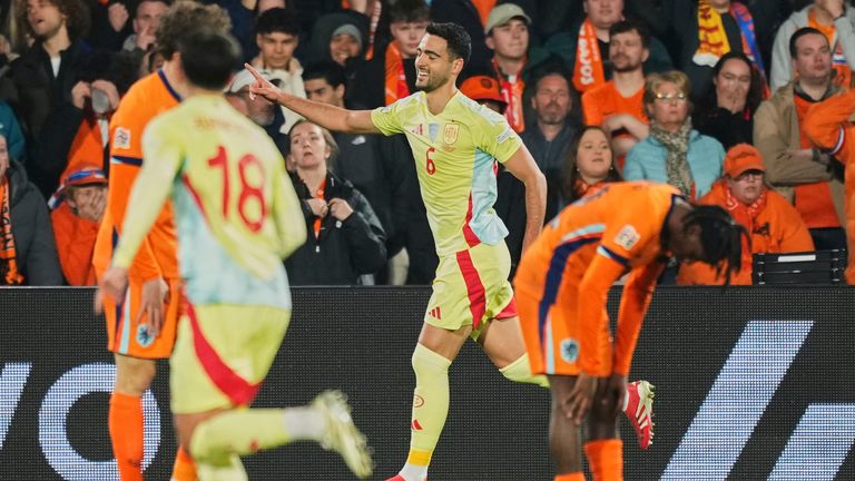 Mikel Merino de España celebra anotar un empate tardío