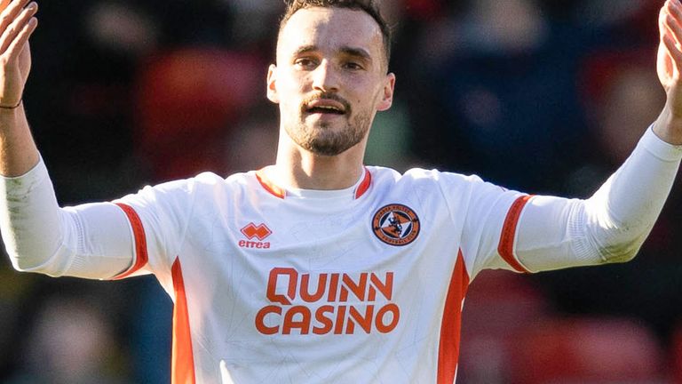 Aberdeen, Skotlandia - 02 Maret: Dundee United Vicko Sevelj merayakan setelah mencetak gol untuk membuatnya 1-0 selama pertandingan William Hill Premiership antara Aberdeen dan Dundee United di Stadion Pittodrie, pada 02 Maret 2025, di Aberdeen, Skotlandia. (Foto oleh Ross Parker / SNS Group)