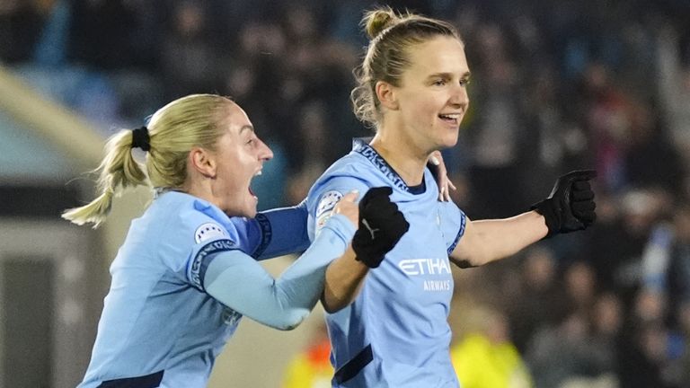 Vivianne Miedema mencetak dua kali ketika Man City mengalahkan Chelsea