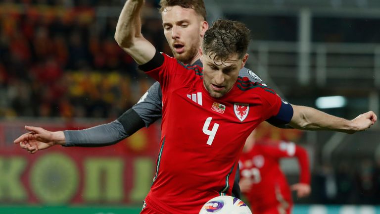 Ben Davies de Gales, delantero, mano a mano con pelota con Nikola Serafimov de Macedonia del Norte en el partido de clasificación de la Copa Mundial de la Copa Mundial 2026 J