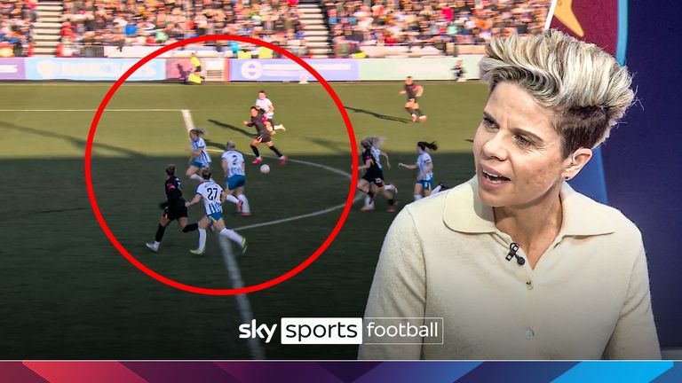 Sue Smith de Sky Sports cree que debería haber tecnología de línea de gol en el WSL, pero argumenta que también debe haber árbitros profesionales a tiempo completo.