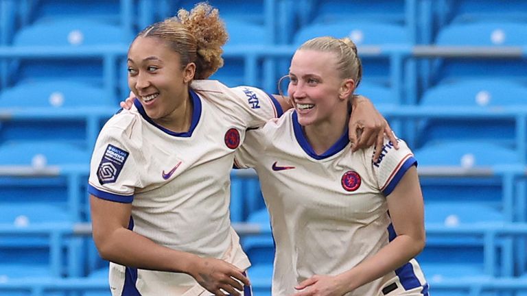 Aggie Beever-Jones celebra su ecualizador con la compañera de equipo Lauren James 