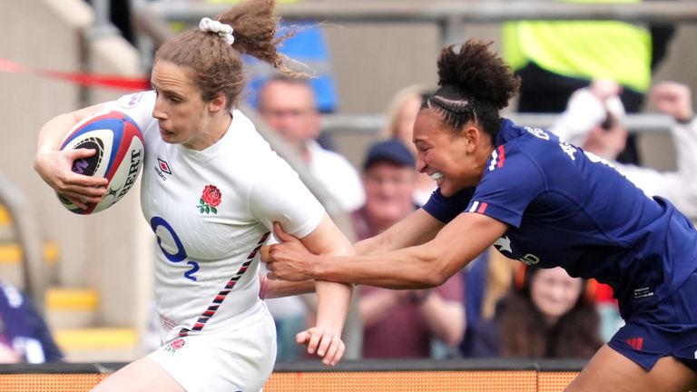 England's Abby Dow (left) scores their side's first try of the game during the Guinness Women's Six Nations match at Allianz Stadium, London. Picture date: Saturday April 26, 2025. 

