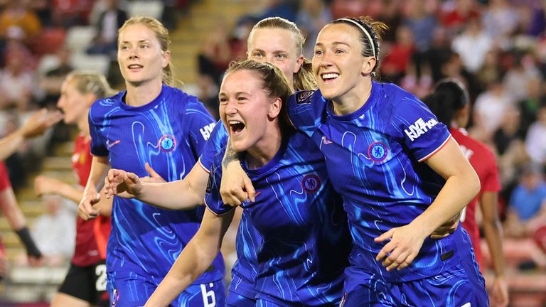 Chelsea celebrate Lucy Bronze's goal at Man Utd