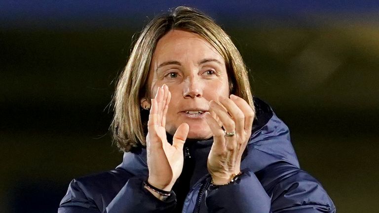 La directora del Chelsea, Sonia Bompestor, elogió a los fanáticos después del partido de la Superliga Femenina de Berkless en Kingsado, Londres. Fecha de foto: miércoles 23 de abril de 2025.