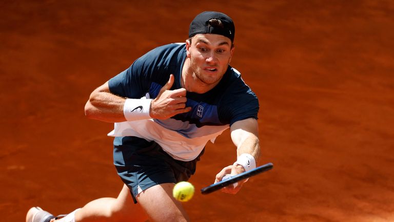 England's Jack Draper returns the ball to Italy's Matteo Berrettini during their 2025 ATP Tour Madrid Open tennis tournament fourth round singles match at the Caja Magica in Madrid, on April 29, 2025. (Photo by Pierre-Philippe MARCOU / AFP)