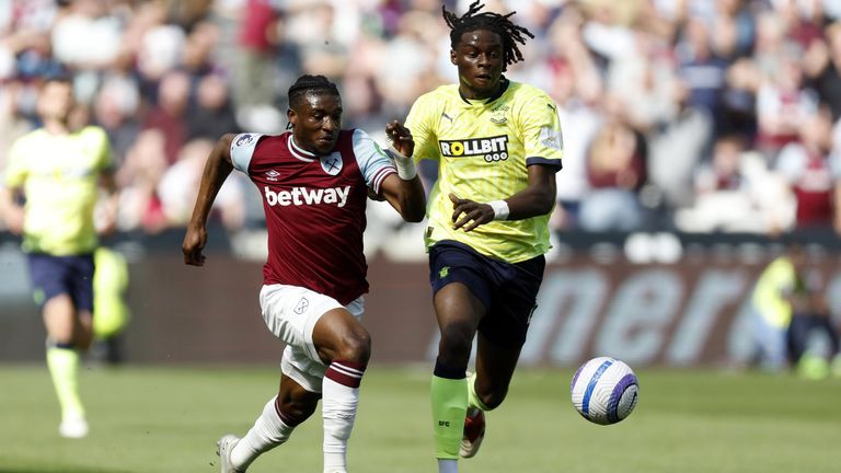Mohammed Kudus and Lesley Ugochukwu battle for the ball