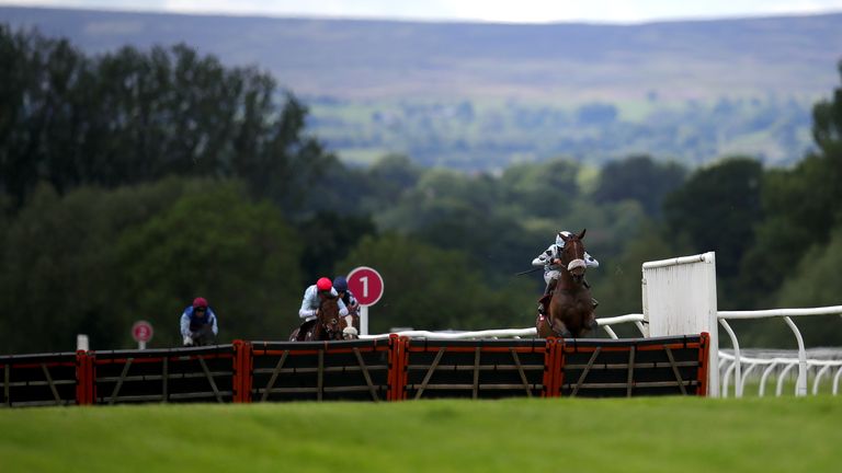 Racing at Bangor-on-Dee