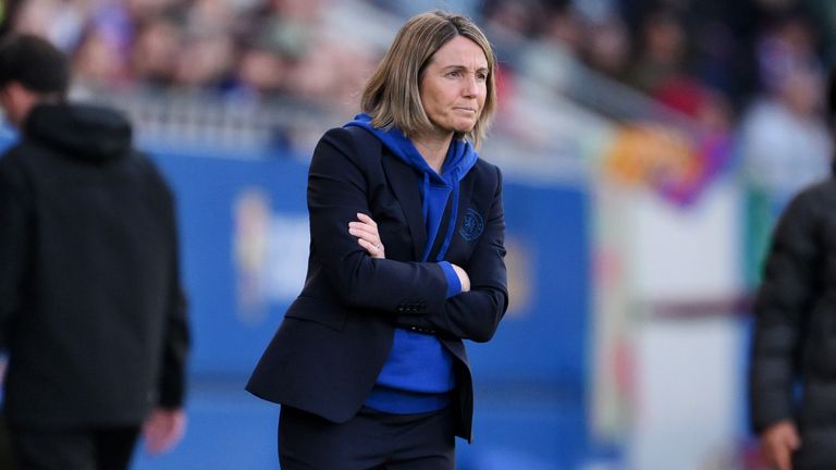 Sonia Bompastora reage à margem durante a derrota por 4-1 do Chelsea para Barcelona 