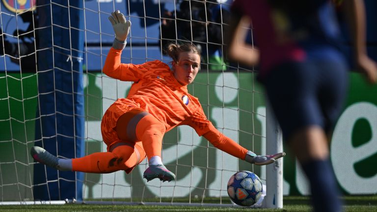 Hannah Hampton saves Alexia Putellas' penalty