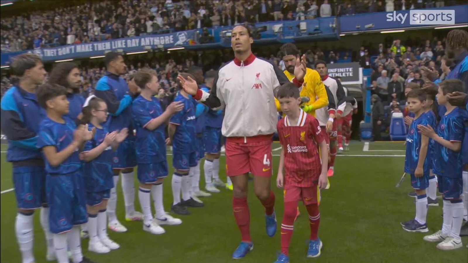 Boos ring out at Stamford Bridge as Chelsea give Liverpool guard of honour Boos ring out at Stamford Bridge as Chelsea give Liverpool guard of honour