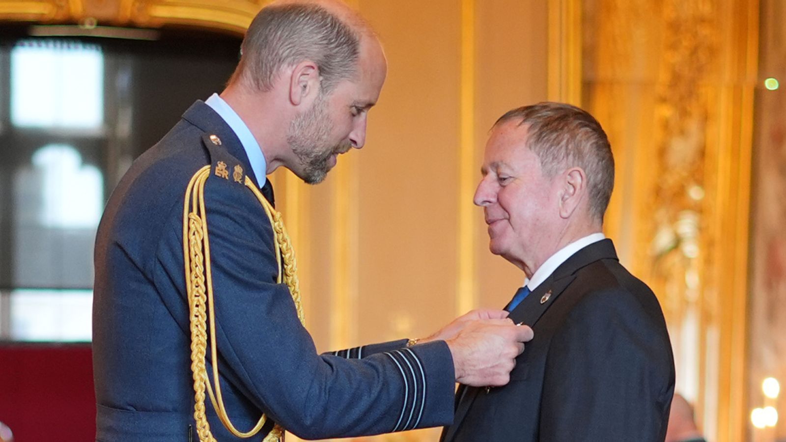 Мартин Брандл получает OBE от Принца Уэльского