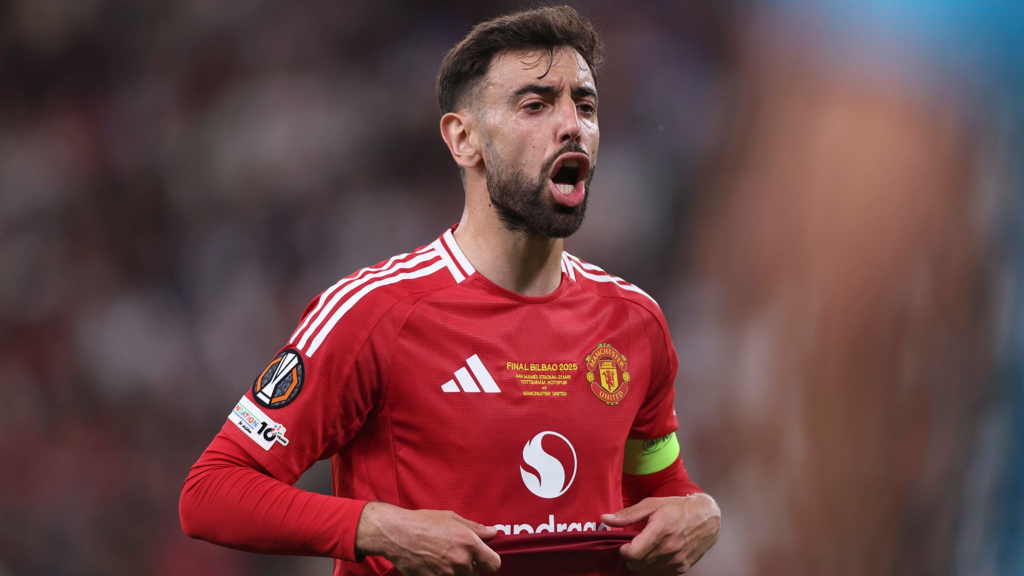 برونو فيرنانديز يؤكد رغبته في البقاء مع مانشستر يونايتد رغم الخسارة في نهائي الدوري الأوروبي