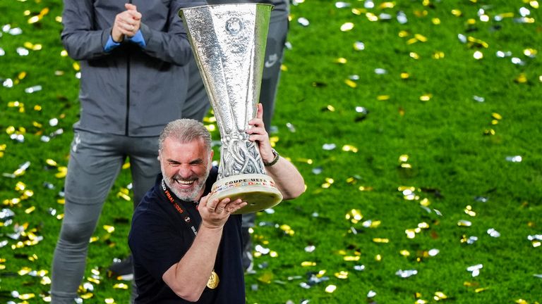 Ange Postecoglou levanta el trofeo de la Europa League tras la victoria del Tottenham sobre el Man Utd