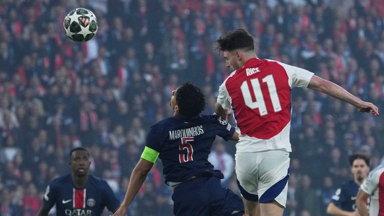 Declan Rice, do Arsenal, à direita, cabeceia para Marquinhos, do PSG, durante a semifinal da Liga dos Campeões, partida de segunda mão entre Paris Saint-Germain e Arsenal no Parc des Princes em Paris, quarta-feira, 7 de maio de 2025. (AP Photo / Thibault Camus)