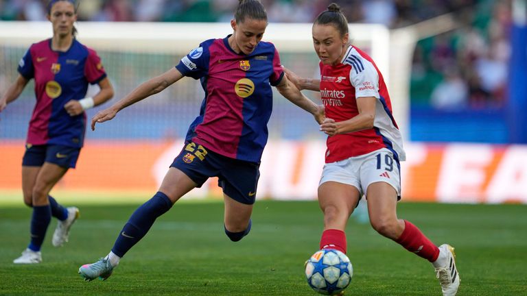 Arsenal's Caitlin Foord competes for possession with Barcelona's Ona Batlle (AP Photo/Armando Franca)