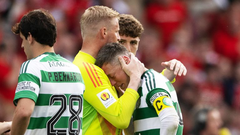 سيلتيك Callum McGregor هو مواسك من قبل Kasper Schmeichel 
