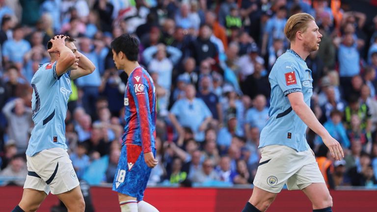 يتفاعل كلاوديو إيشفيريري من مانشستر سيتي بعد ملكة جمال خلال نهائي كأس الاتحاد الإنجليزي بين مانشستر سيتي وقصر كريستال في ملعب ويمبلي في لندن ، السبت ، 17 مايو 2025. (AP Photo/Ian Walton)