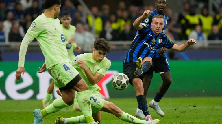 Inter Milan's Davide Frattesi, right, scores his side's fourth goal during the Champions League semifinal second leg soccer match between Inter Milan and Barcelona at San Siro stadium in Milan , Italy, Tuesday, May 6, 2025. (AP Photo/Luca Bruno)