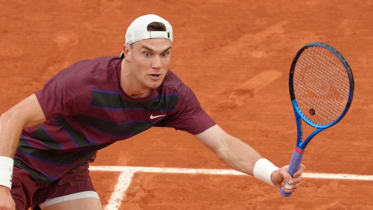 Britain's Jack Draper returns the ball to Italy's Mattia Bellucci during their first round match of the French Tennis Open, at the Roland-Garros stadium, in Paris, Tuesday, May 27, 2025. (AP Photo/Aurelien Morissard)