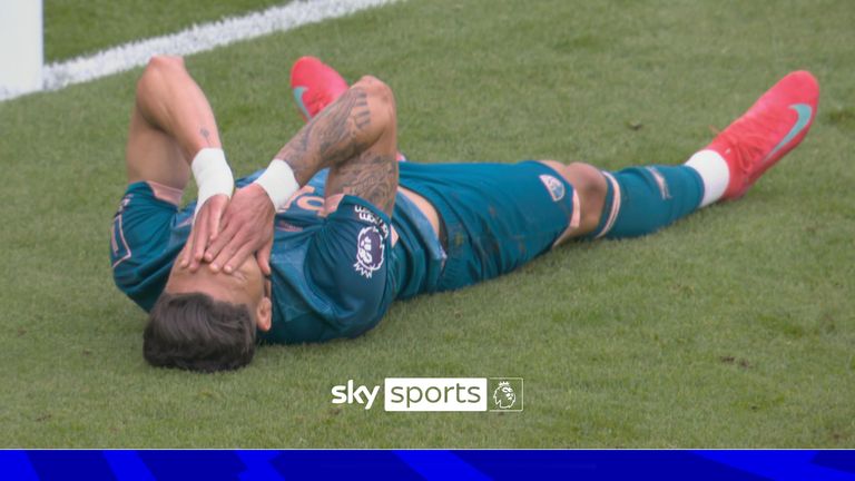 Evanilson goes close