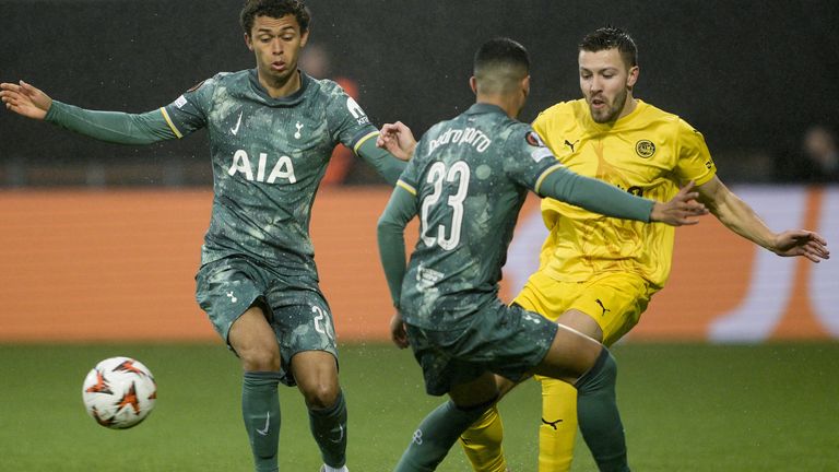 Brennan Johnson (a sinistra) e Pedro Porro del Tottenham con Fredrik Bjorkan de Bodo/Glimt 