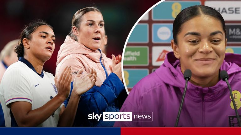 England's Jess Carter and goalkeeper Mary Earps.