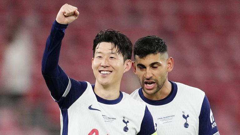 Tottenham Hotspur's Heung-Min dēls un Cristian Romero pēc UEFA Europa līgas fināla