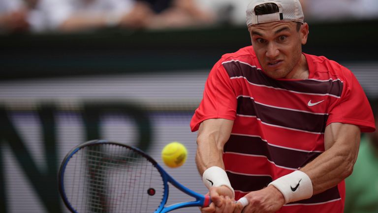 Jack Drager le devuelve el balón a Joao Fonseka en Brasil durante el partido de la tercera ronda en el Abierto de Francia
